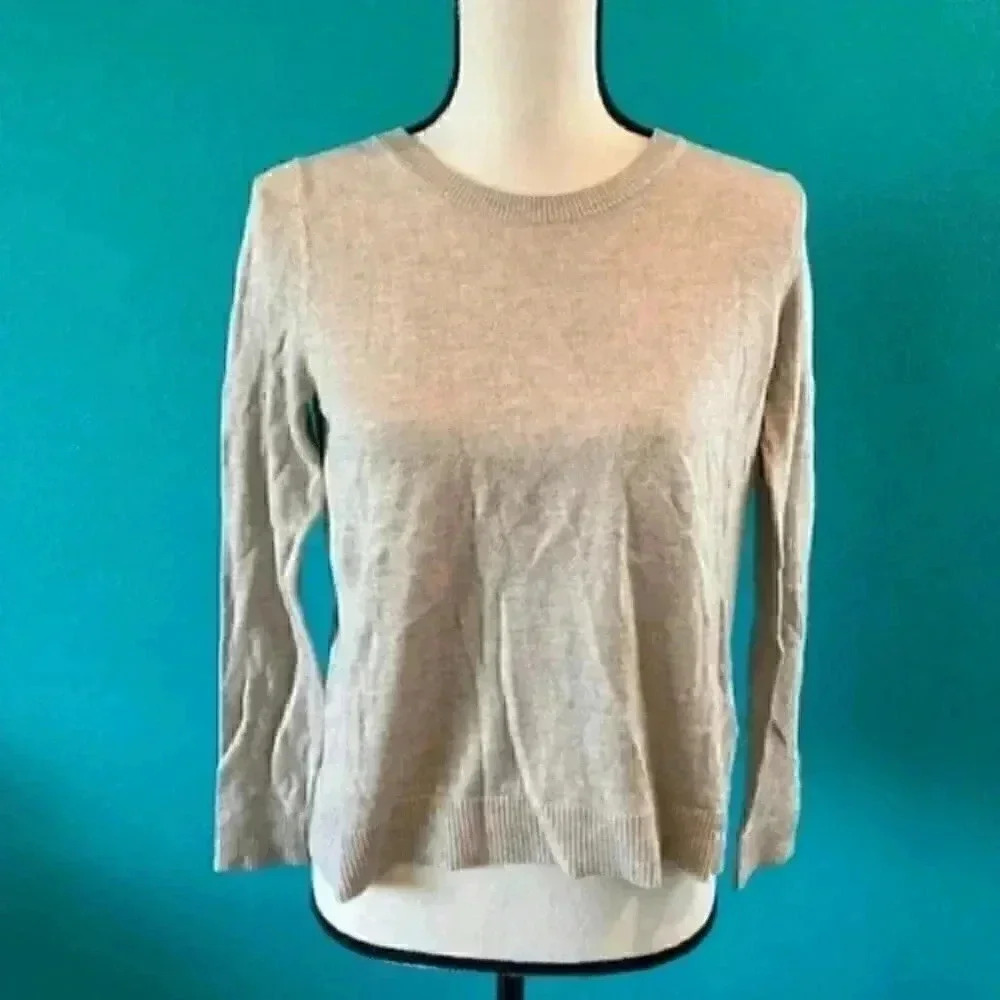 Banana republic beige sweater in size xs petite